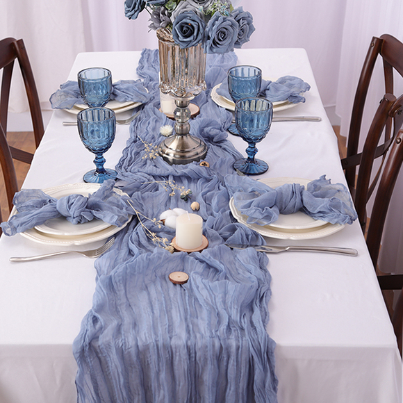Tischläufer in staubigem Blau, Ansicht 3. Dekoration nicht enthalten.