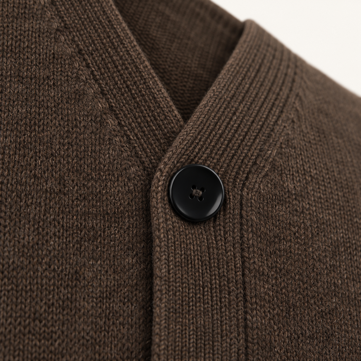 Strickcardigan mit V-Ausschnitt und vier Knöpfen, Braun, Detail- oder Anwendungsansicht 5