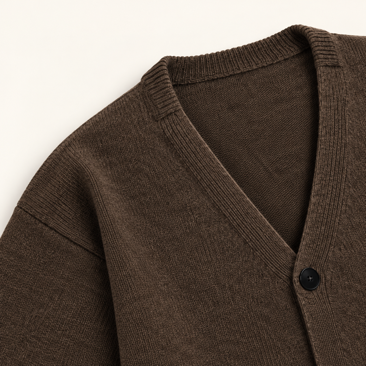 Strickcardigan mit V-Ausschnitt und vier Knöpfen, Braun, Detail- oder Anwendungsansicht 8