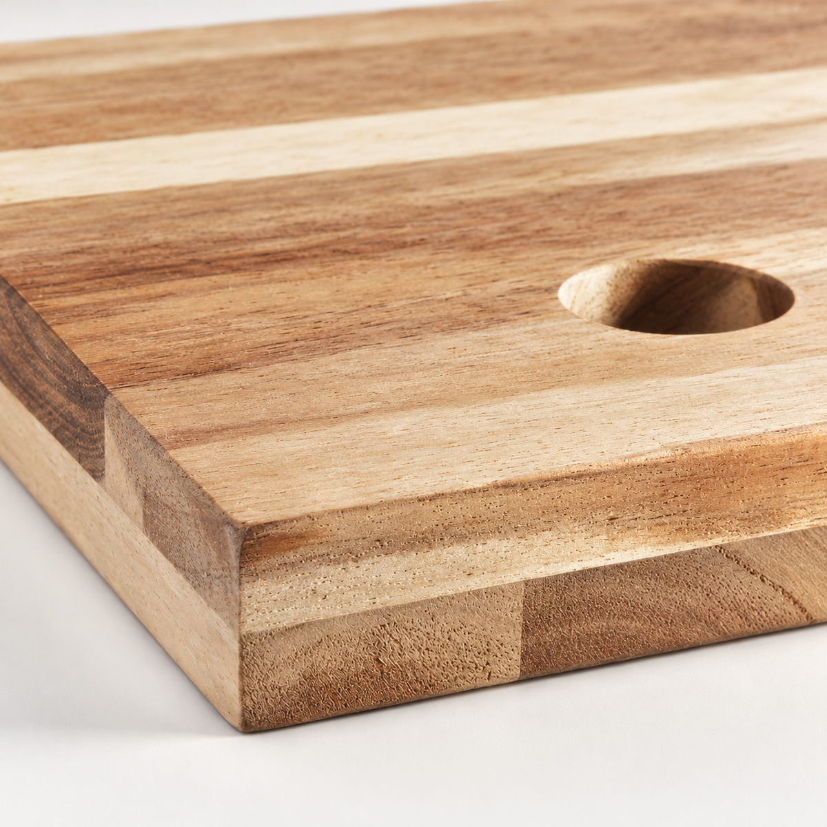 Detail eines enthaltenen Artikels aus: Küchen-Set: Holzbrett mit Salz- und Pfeffermühlen. Die Hauptansicht zeigt das vollständige Set.
