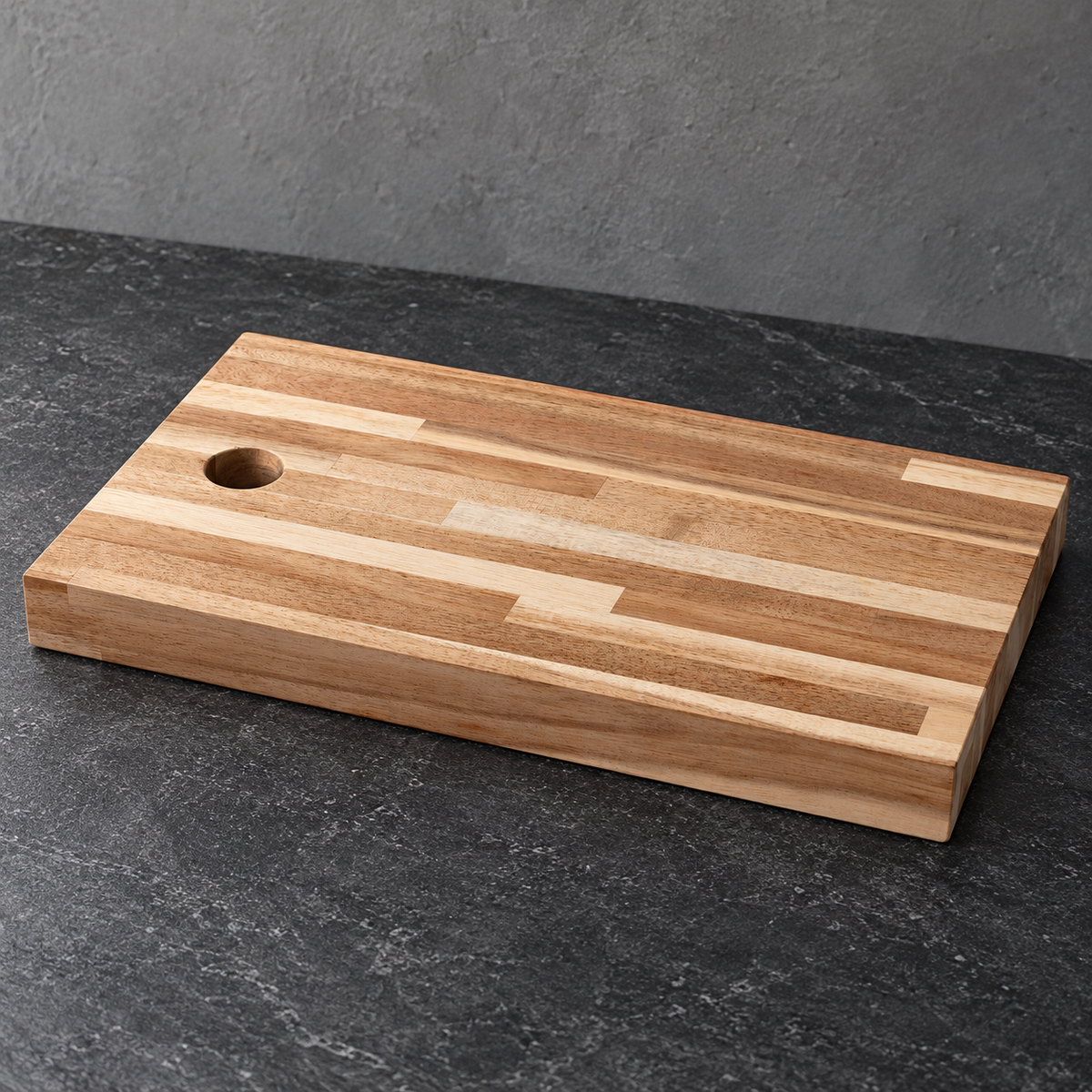 Detail eines enthaltenen Artikels aus: Küchen-Set: Holzbrett mit Salz- und Pfeffermühlen. Die Hauptansicht zeigt das vollständige Set.