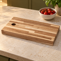 Detail eines enthaltenen Artikels aus: Küchen-Set: Holzbrett mit Salz- und Pfeffermühlen. Die Hauptansicht zeigt das vollständige Set.