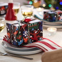 Detail eines enthaltenen Artikels aus: Weihnachts-Geschenkpapier, 6 Rollen à 3 m. Die Hauptansicht zeigt das vollständige Set.