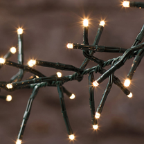 Ansicht 2: LED-Clusterlichterkette mit grünem Kabel.