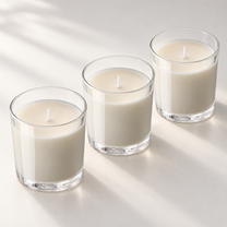 Set mit drei hellbeigen Duftkerzen im Glas